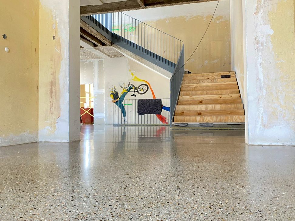In den Fluren und im Treppenhaus wurde anstatt eines Fliesen- oder Linoleumbelags ein sogenannter Sichtestrich gewählt, der dem Gebäude einen modernen Charakter verleiht. Dazu wurde der Estrich mehrfach geschliffen und entsprechend versiegelt. (© Stadt Schleiden / Kerstin Wielspütz)