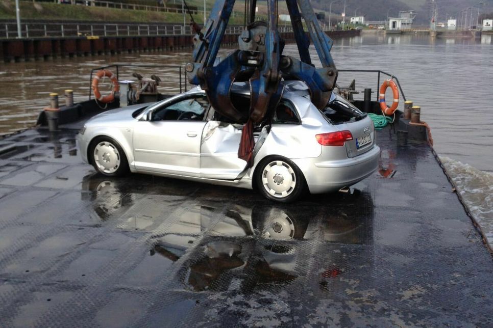 Am Samstagmorgen gegen 8.30 Uhr haben die Such- und Bergungsarbeiten des in der Mosel versunkenen Audis begonnen. Aus bislang ungeklärter Ursache war der Wagen am Freitagmittag in Wehlen in den Fluß gerollt. Foto: FF
