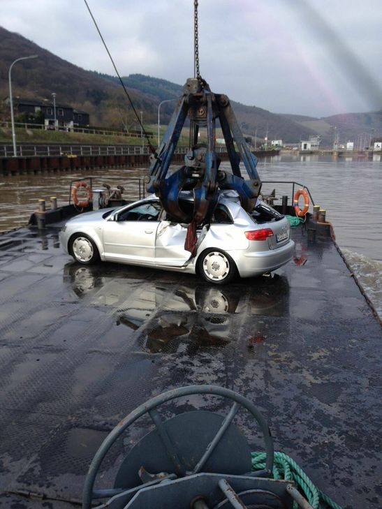 Am Samstagmorgen gegen 8.30 Uhr haben die Such- und Bergungsarbeiten des in der Mosel versunkenen Audis begonnen. Aus bislang ungeklärter Ursache war der Wagen am Freitagmittag in Wehlen in den Fluß gerollt. Foto: FF
