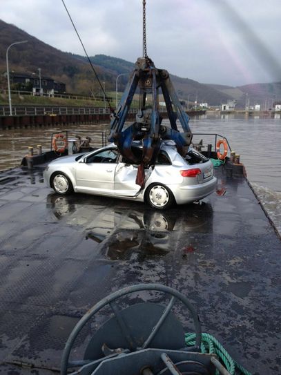 Am Samstagmorgen gegen 8.30 Uhr haben die Such- und Bergungsarbeiten des in der Mosel versunkenen Audis begonnen. Aus bislang ungeklärter Ursache war der Wagen am Freitagmittag in Wehlen in den Fluß gerollt. Foto: FF