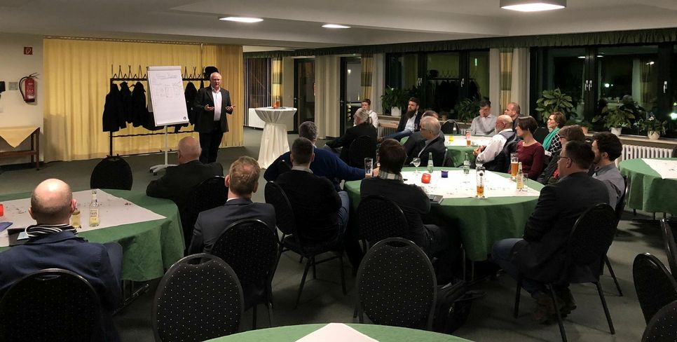 Rund 26 Teilnehmer waren bei einem ersten Treffen im kleinen Kursaal dabei.