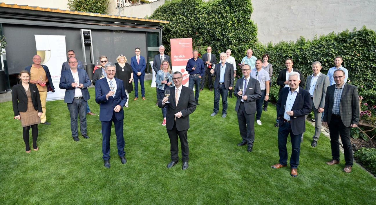 Die Jury wählte den Sparkassen-Riesling 2020. Vorstandsvorsitzender Karl-Josef Esch und Landrat Dr. Alexander Saftig gratulierten. Fotos: Künzel/Kruft