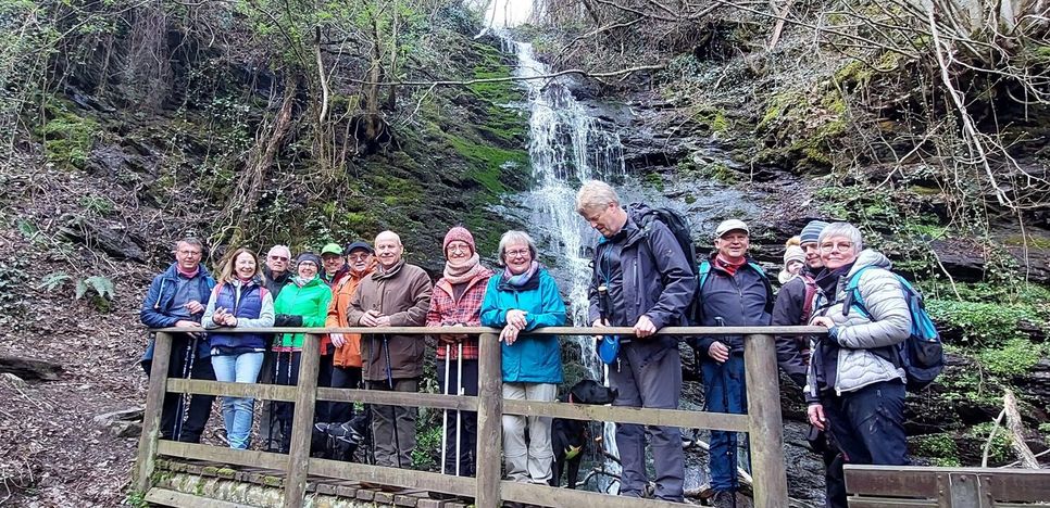 Die Durchquerung des Dortebachtals war eines der Highlights der OG Kaisersesch des Eifelvereins. Die 14 Kilometer lange Rundwanderung startete am Dorfplatz in Illerich. DWV-Wanderführerin Claudia Diensberg führte an Waldlichtungen vorbei zum Neuwald Klotten. Von dort zweigte ein schmaler Pfad in Serpentinen hinab ins idyllische Tal des Dortebachs. Nach einem steilen, alpin anmutenden Aufstieg hatten sich alle eine Stärkung am Kastischkop verdient. Nach der Pause ging es am Anischer Hof vorbei zurück in Richtung Illerich.