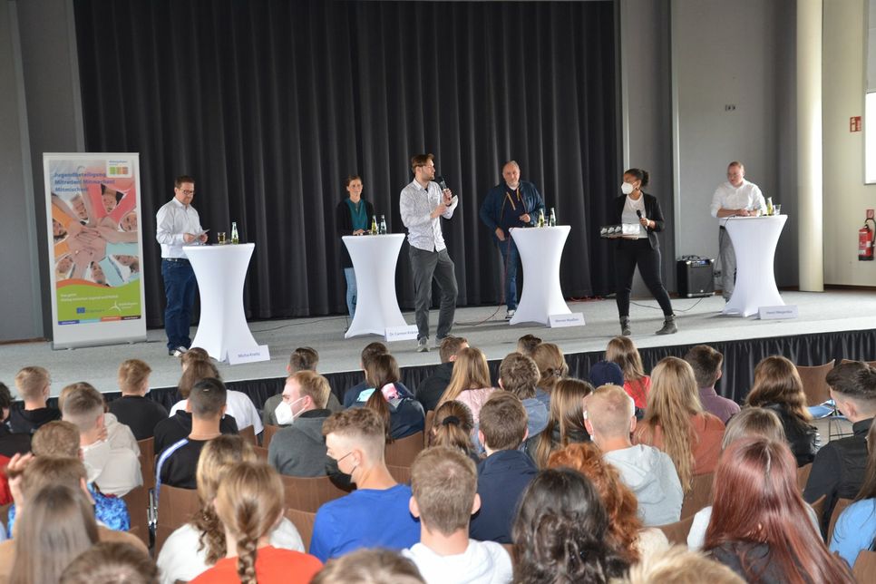 Erstwähler am St. Michael-Gymnasium stellten den Monschauer Bürgermeisterkandidaten Fragen aus den Bereichen Bildung und Digitalisierung, ÖPNV, Wirtschaft und Jugendpartizipation.
