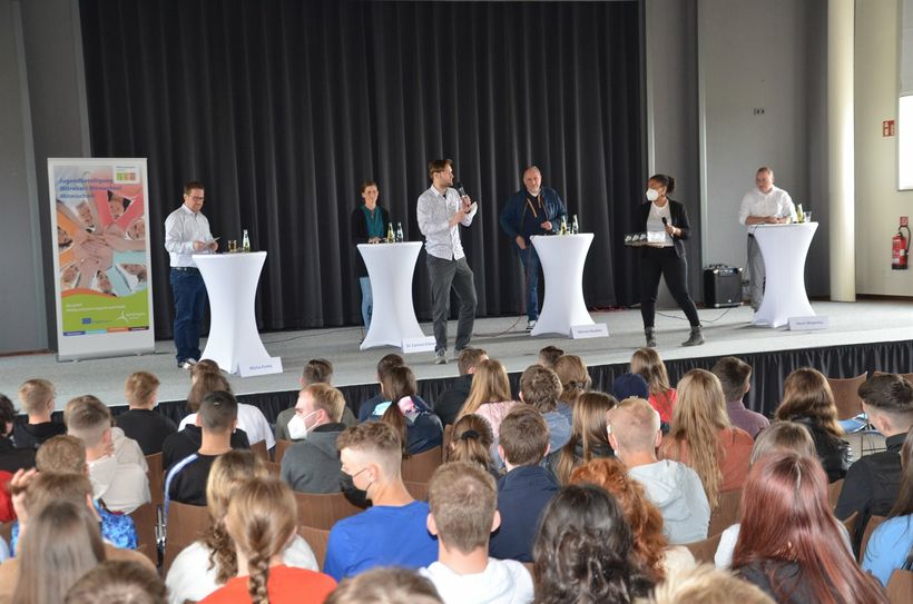 Erstwähler am St. Michael-Gymnasium stellten den Monschauer Bürgermeisterkandidaten Fragen aus den Bereichen Bildung und Digitalisierung, ÖPNV, Wirtschaft und Jugendpartizipation.