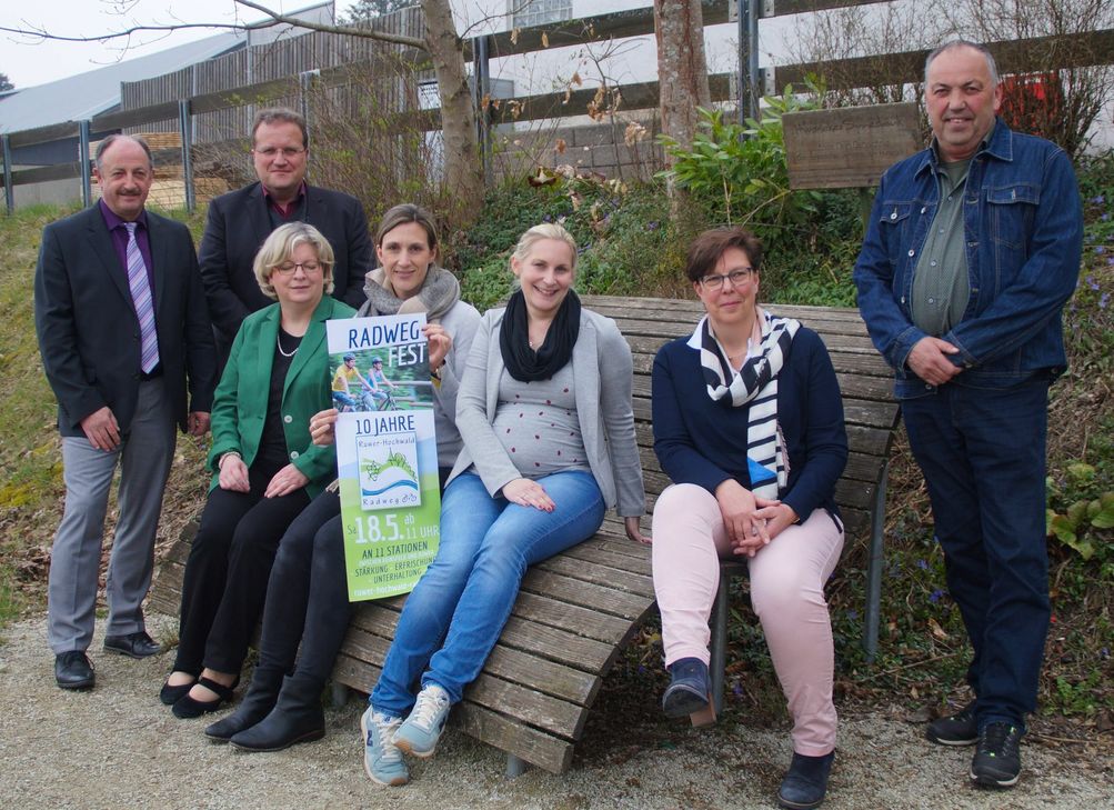 Freuen sich über das Jubiläum des Ruwer-Hochwald-Radwegs (v.l.): Hartmut Heck (Bürgermeister VG Hermeskeil), Martin Alten (Erster Beigeordneter VG Saarburg-Kell), Stephanie Nickels (Bürgermeisterin VG Ruwer), Anne Marx (Leiterin Tourist-Information Ruwer), Julia Bisdorf (Leiterin Tourist-Information Hermeskeil), Walburga Meyer (Leiterin Tourist-Information Kell am See) und Andreas Ludwig (Wegewart des Vereins Erholungsgebiet Hochwald). Foto: Pressestelle/Nathalie Hartl