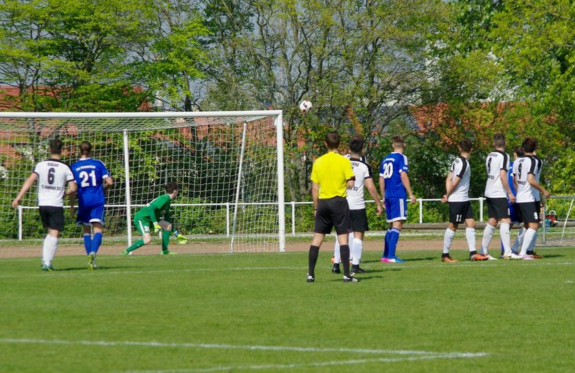 Der ansonsten gute Torwart Paul Lawall hatte bei dem Freistoß von Tobias Jakobs (nicht im Bild) keine Chance. Über die Mauer hinweg ging der Ball unhaltbar ins obere Eck zur Karbacher Führung. (Foto: Arno Boes)