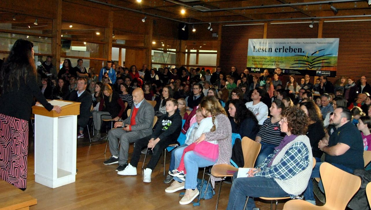 Bei der Eifeler Buchmesse soll wieder der Eifeler Jugendliteraturpreis vergeben werden.  Foto von der Preisverleihung 2017: Archiv/Lit.Eifel/pp/Agentur ProfiPress