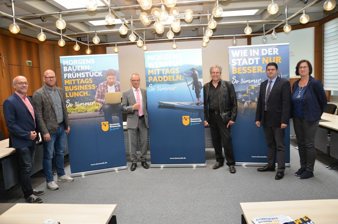 Vertreter der Gemeindeverwaltung, der Gewerbeverein Simmerath Marketing GmbH & Co. KG und der Werbeagentur »Power & Radach« präsentieren das neue Marketingkonzept »So simmer«. Foto: T. Förster