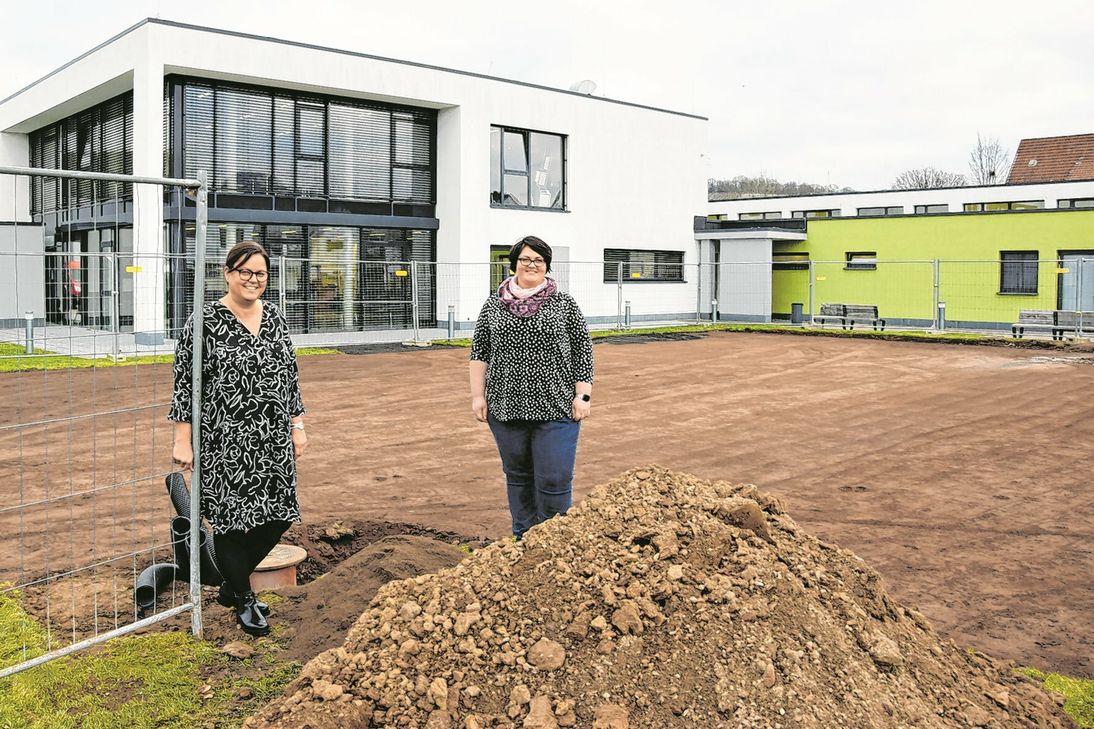 Britta Lott (l.) und Anna Keiman-Winterer freuen sich auf die Mobilraum-Anlage vor den INTEC-Betrieben in Bad Neuenahr-Ahrweiler.