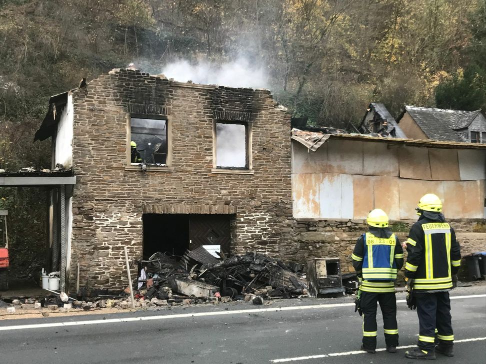 In den Trümmern des Hauses fanden Brandermittler der Polizei heute eine Leiche. Foto: Zender
