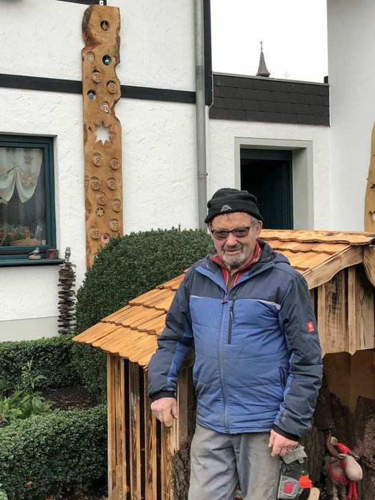 Drei Meter hoch ist der etwas andere Adventskalender, den Hans Murk angefertigt hat. mn-Fotos