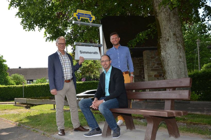 Wann hält der richtige Autofahrer? Bürgermeister Karl-Heinz Hermanns (v.l.), Strukturentwickler André Koll und Rollesbroichs Ortsvorsteher Marc Topp warten auf eine Mitfahrgelegenheit nach Simmerath.Foto: T. Förster