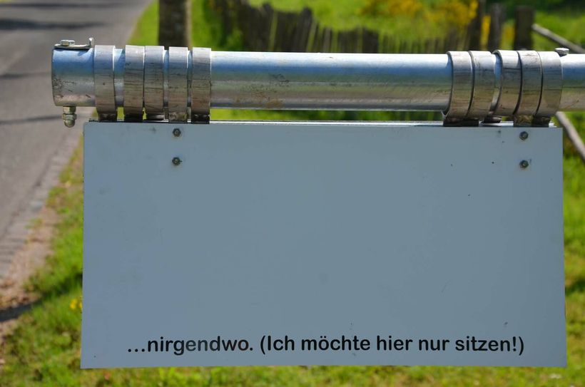 Und wenn man einfach nur auf der Bank ausruhen möchte? Dann klappt man das Schild »Ich möchte nach ... nirgendwo. Ich möchte einfach nur hier sitzen« nach vorne, nimmt Platz und ruht sich aus. Ganz einfach...