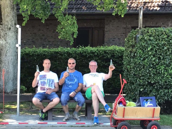 Diese drei Herren haben die »Mitfahrerbank« schon einmal ausprobiert. Wobei sie das Gefährt schon selbst mitgebracht hatten und eigentlich nur kurz »ruhen« wollten.