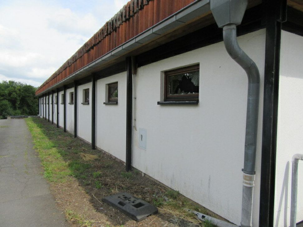 Vier Fensterscheiben auf dem Gerolsteiner Sportplatz wurden beschädigt. Foto: Polizei Daun