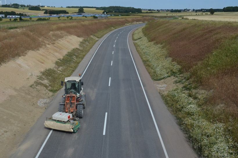 Heute erhält die Straße noch den letzten Schliff, ab morgen fahren die ersten Autos über die neue Umgehungsstraße. (Foto: Bender)