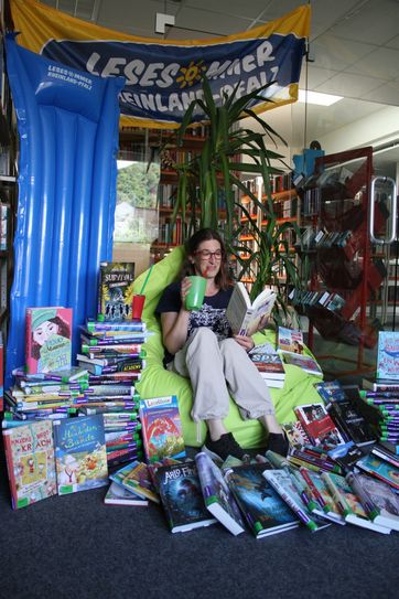 Sabine Kalkofen von der Stadtbücherei Boppard freut sich auf weitere Teilnehmer für den Lesesommer.