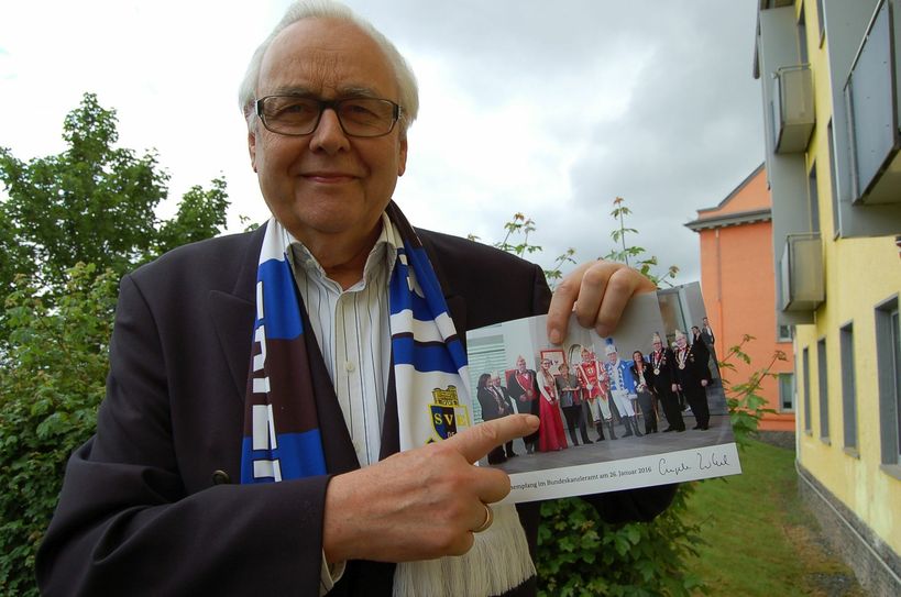 Als Fastnachter ist Peter Pries weiter sehr aktiv, kürzlich gab es – wie das Bild dokumentiert  – hier auch einen Besuch bei Bundeskanzlerin Angela Merkel. Foto: Arens