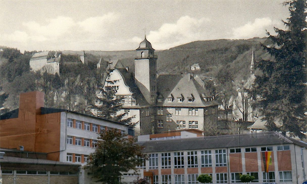 Damals und heute: Das Foto zeigt eine Montage, wie das Städtische Gymnasium Schleiden in den 1930er Jahren und heute ausgesehen hat bzw. sich heute präsentiert. Fotos: SGS/mn