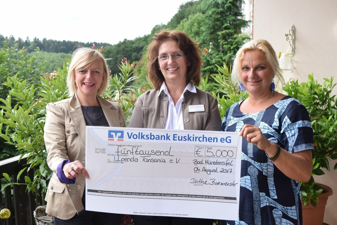 Sabine Preiser-Marian, Dörthe Burmeister und Lilo Langen bei der Scheckübergabe. Foto: Breuer