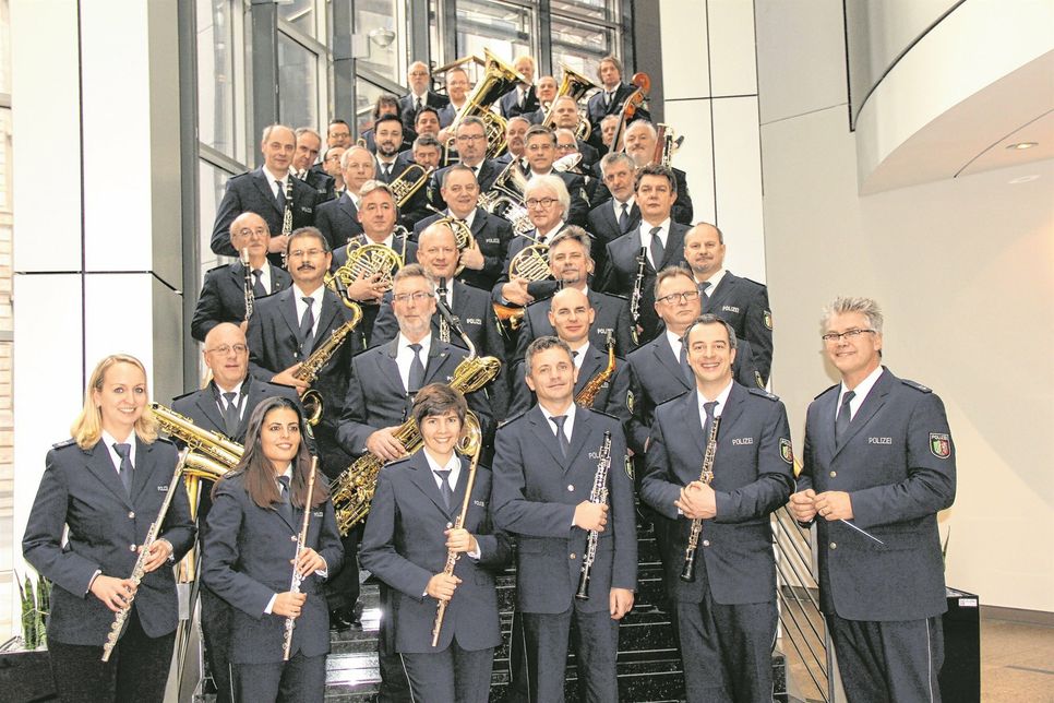 Konzertieren am 22. Mai in der Hellenthaler Grenzlandhalle: Das Landespolizeiorchester NRW unter der Leitung von Dirigent Scott Lawton.