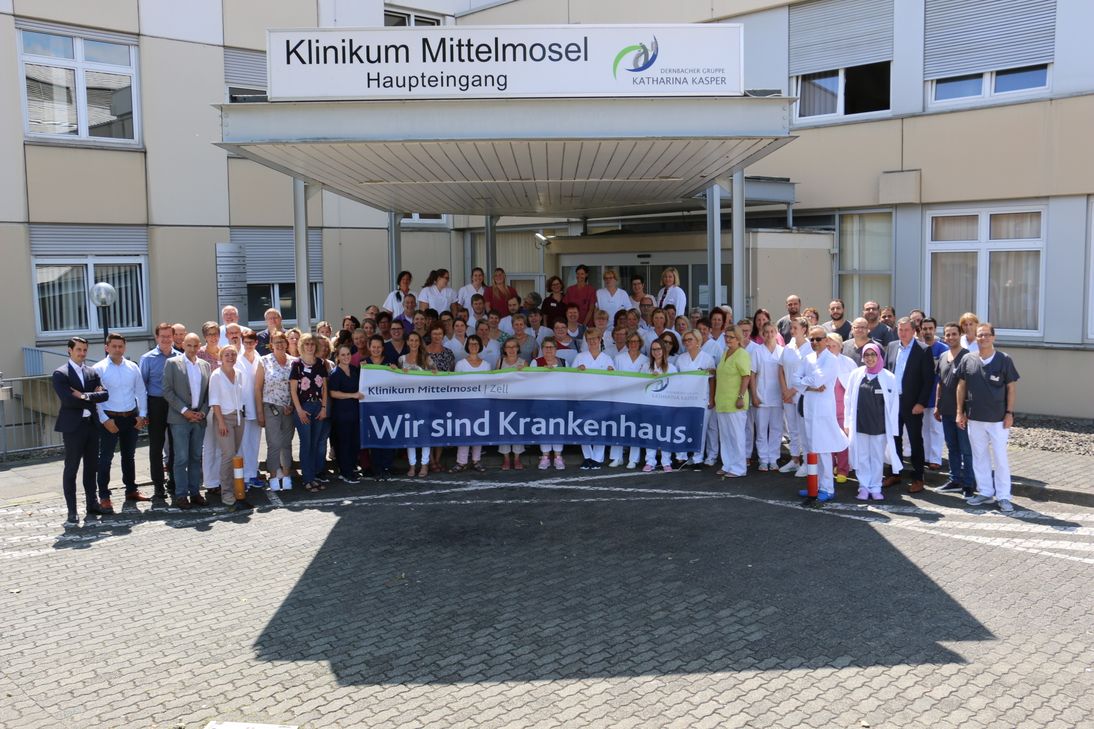 Die Mitarbeiterinnen und Mitarbeiter des Klinikums Mittelmosel signalisieren mit dem Slogan "Wir sind Krankenhaus" nach dem erfolgreichem Insolvenzverfahren Geschlossenheit und Stärke.