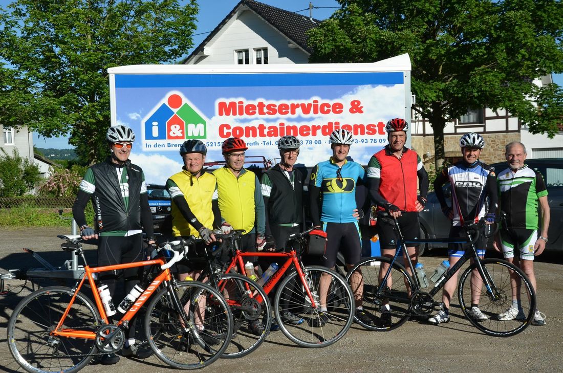 Im Juni noch führte der leidenschaftliche Radfahrer (r.) den Tross auf dem Weg in die sächsische Partnerstadt Strauch an.
