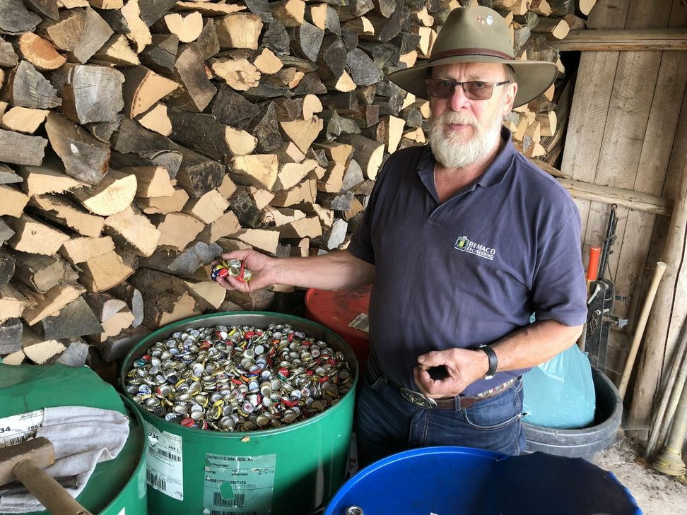Karl-Heinz "Les" Domalewski sammelt Kronkorken für den guten Zweck. mn-Foto