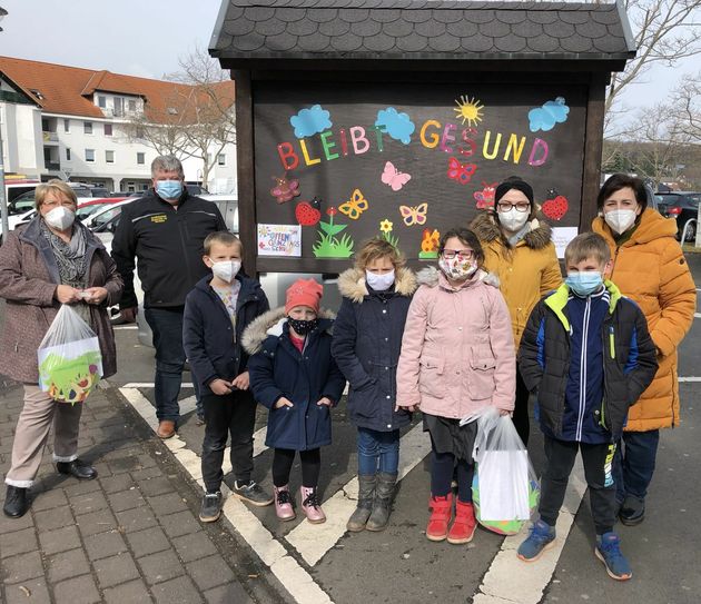 Die Kinder der OGS Mechernich gestalteten die neuen Plakatwände mit farbenfrohen Motiven, die sie selbst gebastelt hatten. mn-Fotos