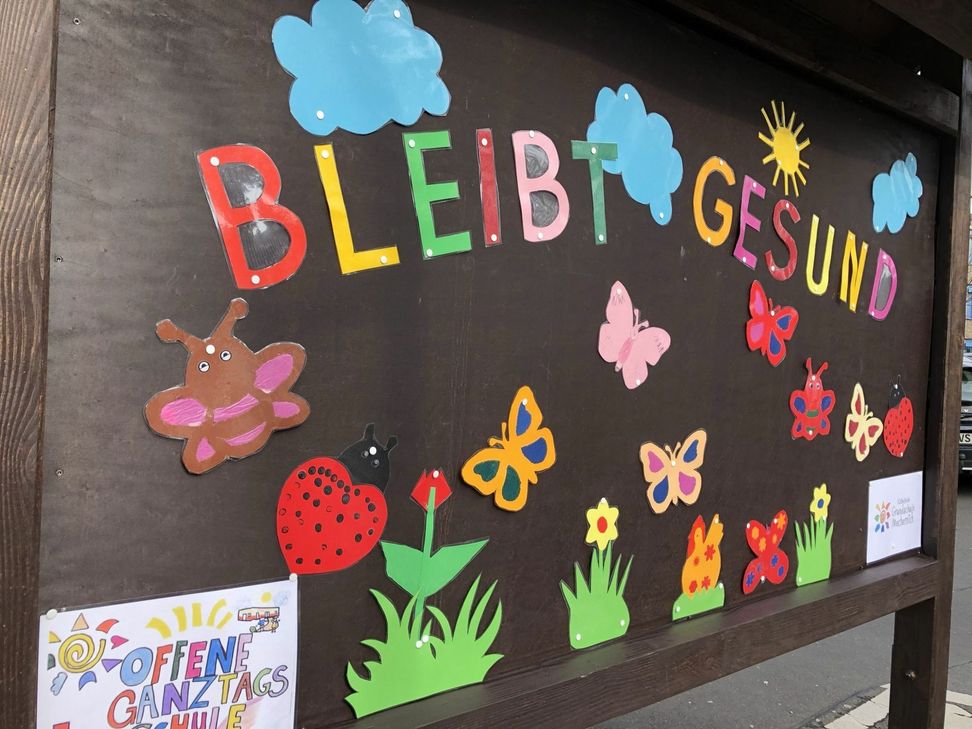 "Bleibt gesund", heißt der Wunsch auf den Plakatwänden.