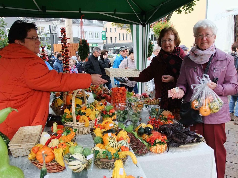 Wenn das Wetter, so wie im vergangenen Jahr, mitspielt (Foto vom letzten Bauernmarkt), rechnen die Veranstalter mit über 10.000 Besuchern. Foto: Archiv Fischer