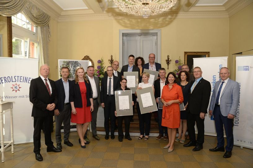 Die Sieger der fünf Kategorien mit Staatssekretärin Daniela Schmitt (5. von rechts), Mosel-Weinkönigin Laura Gerhardt (3. von links) sowie Vertretern der Wettbewerbsträger und Kooperationspartner.      Foto: Moselwein e.V./Chris Marmann