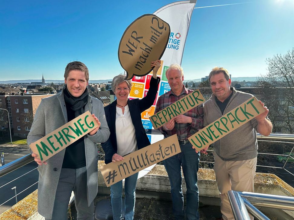 Landrat Markus Ramers ruft zusammen mit Karen Beuke und Karl-Heinz Laschitzki von der Abfallberatung und dem Leiter der Abteilung Umwelt und Planung, Frank Fritze, zum Müllfasten auf.
 Foto: Corinna Lawlor, Kreis Euskirchen