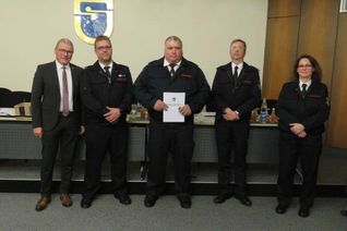 Volker Stollenwerk (Bildmitte), unter anderem stellvertretender Gemeindewehrführer und aktiver Feuerwehrmann in Kesternich, wurde für seine vieläfältigen Verdienste ausgezeichnet.
