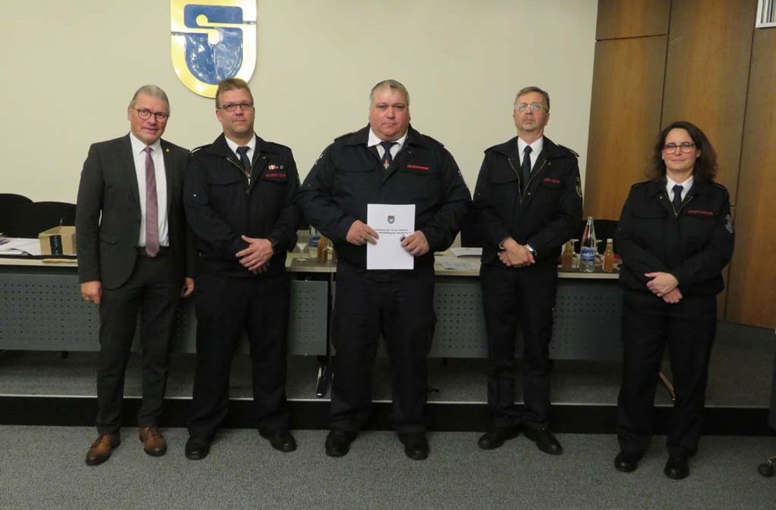 Volker Stollenwerk (Bildmitte), unter anderem stellvertretender Gemeindewehrführer und aktiver Feuerwehrmann in Kesternich, wurde für seine vieläfältigen Verdienste ausgezeichnet.