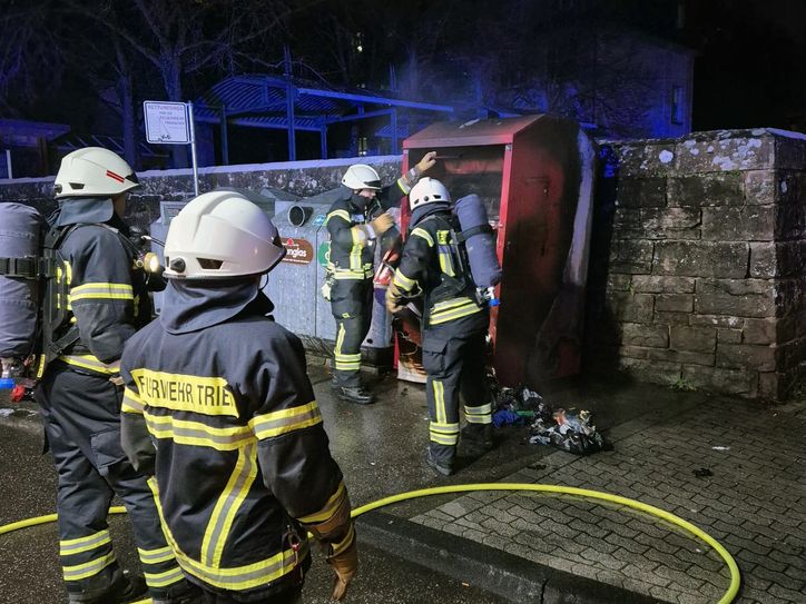 Neben der Berufsfeuerwehr waren die freiwilligen Feuerwehren Kürenz, Ruwer, Olewig sowie Euren und Zewen in der Silvesternacht in Einsatzbereitschaft. Hier löscht die Feuerwehr Euren einen brennenden Kleidercontainer in Pallien