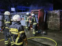 Neben der Berufsfeuerwehr waren die freiwilligen Feuerwehren Kürenz, Ruwer, Olewig sowie Euren und Zewen in der Silvesternacht in Einsatzbereitschaft. Hier löscht die Feuerwehr Euren einen brennenden Kleidercontainer in Pallien