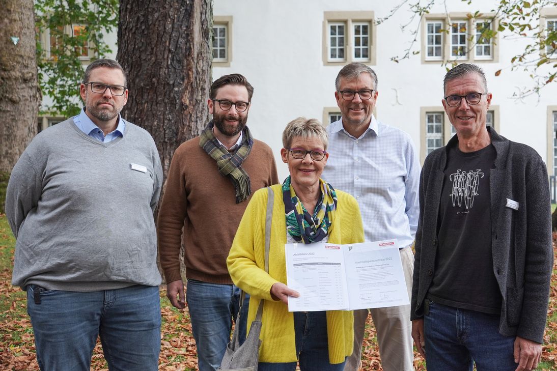 Vom Klinikum Mutterhaus freuen sich Christian Mertes (l.) und Peter Leonards (r.) aus der Klinikhygiene gemeinsam mit Geschäftsführer Dr. med. Christian Sprenger (2.v.r.) über den Erhalt des Nachhaltigkeitszertifikates, welches dem Klinikum Mutterhaus durch Christian Ruppenthal (2.v.l.) und Silvia Ney (3.v.l.) von Remondis übergeben wurde.