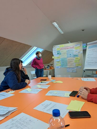 Jugendliche bei einem interaktiven Workshop zur Bundestagswahl.