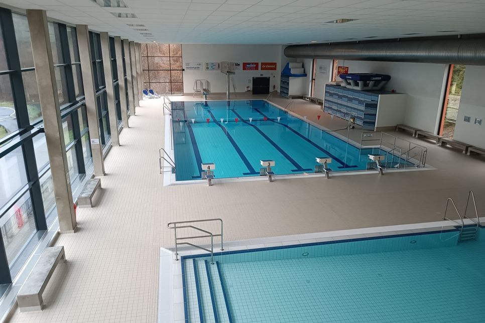 Ein umfangreiches Angebot an Schwimmkursen in der Region bietet das Vennbad in Monschau. Aktuell sind die Wartelisten noch voll. Ab 2024 soll auf ein neues Online-Anmeldeverfahren umgestellt werden.