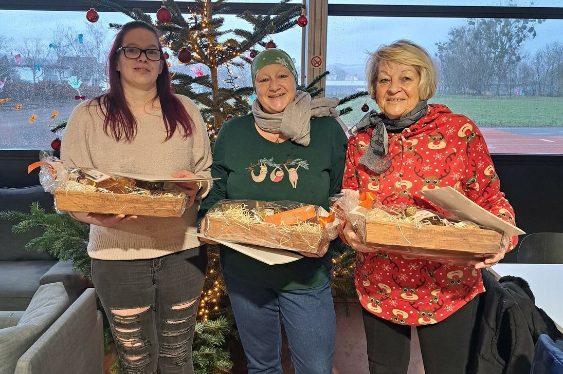 Enie Braun, Diana Jonietz-Michels und Marianne Michels (v.l.) wurden für ihr Engagement anlässlich der Flutkatastrophe von der Stadt Sinzig geehrt.