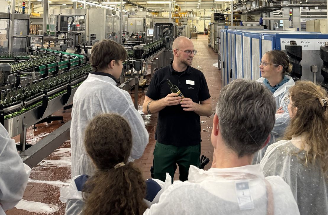 Sie löcherten die Mitarbeiter mit Fragen über die vielfältigen Ausbildungsmöglichkeiten in einer Weinkellerei: Die Besucher des Meet&Greet.