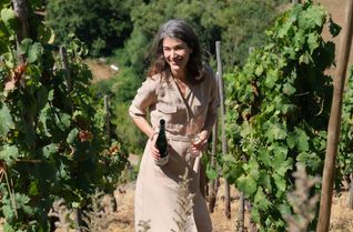 Seit 2013 führt Dr. Carmen von Nell-Breuning das Traditionsweingut in Kasel. Vor drei Jahren hat sie Weinberge und Keller auf Biodynamik umgestellt. "Jeder von uns muss seinen Beitrag für die Balance von Umwelt und Natur leisten", sagt sie.