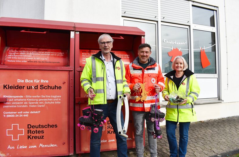 Rollschuhe, Schmuck oder Deko-Artikel gehören nicht in die Atkleidercontainer, betonen Thomas Lorenz, Thomas Bollig und Verena Kaspar.