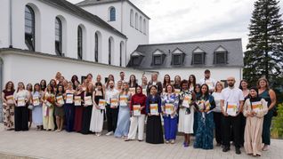 41 Pflegeschülerinnen und Pflegeschüler der Karl Borromäus Schule feiern ihr Examen vor dem Schulgebäude im ehemaligen Kloster St. Clara