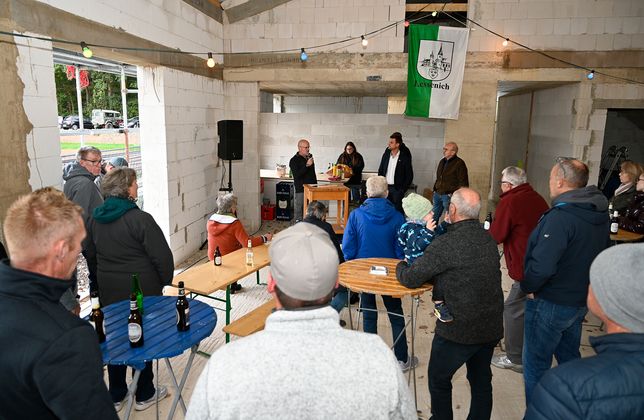 Beim Richtfest des neuen Lessenicher Dorfgemeinschaftshauses sprach zunächst Ortsbürgermeister Michael Wolfgarten und erinnerte an den bisherigen Bauprozess.