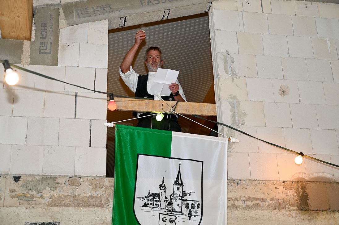 Den traditionellen Richtspruch hielt Zimmermeister Georg Schneider. Das neue Gebäude solle „ein Ort für alle, für Große und Kleine“ werden.