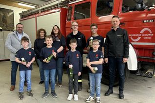 Pünktlich zum Start der Bambinis hat Westenergie die Freiwillige Feuerwehr Osburg mit Geschenken überrascht. Acht Kinder konnten sich über nachhaltige Trinkflaschen freuen. Die Übergabe erfolgte durch Dirk Bootz, den 1. Beigeordneten der Verbandsgemeinde Ruwer, gemeinsam mit dem Westenergie-Regionalmanager Marco Felten.