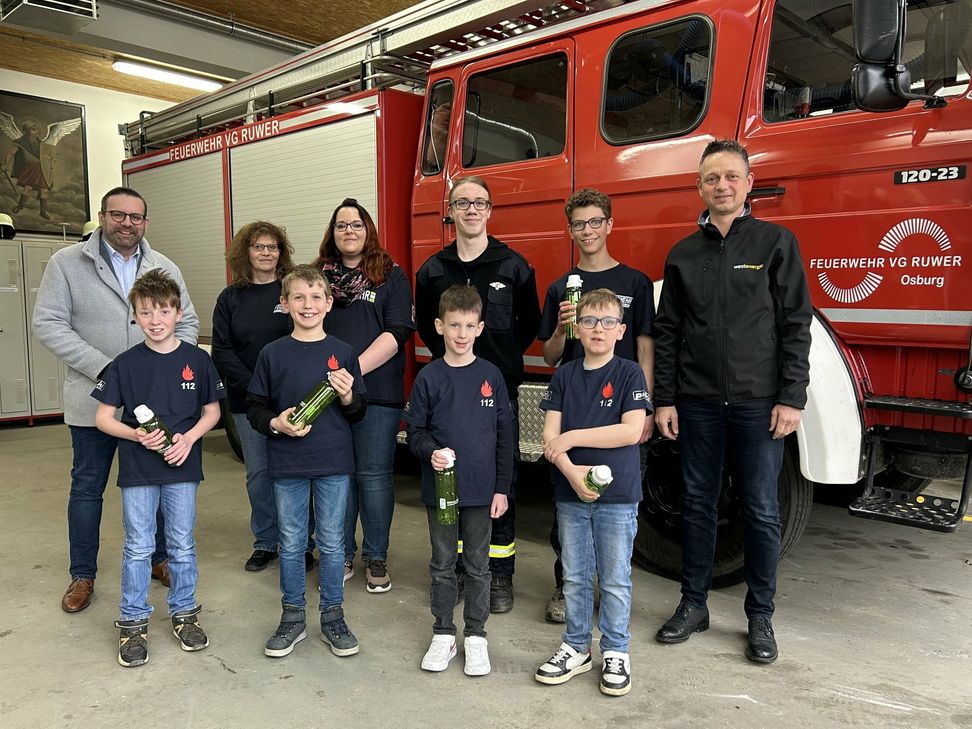 Pünktlich zum Start der Bambinis hat Westenergie die Freiwillige Feuerwehr Osburg mit Geschenken überrascht. Acht Kinder konnten sich über nachhaltige Trinkflaschen freuen. Die Übergabe erfolgte durch Dirk Bootz, den 1. Beigeordneten der Verbandsgemeinde Ruwer, gemeinsam mit dem Westenergie-Regionalmanager Marco Felten.